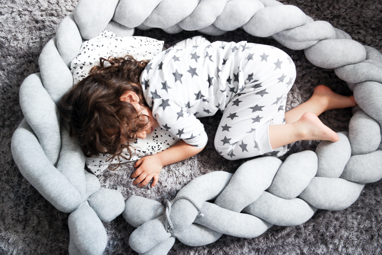 Anleitung für geflochtene Bettschlange aus Strumpfhosen