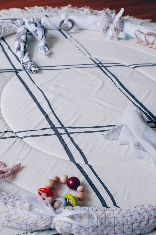 DIY Baby Geschenk: Motorik-Ring mit viel Spielzeug für Babys