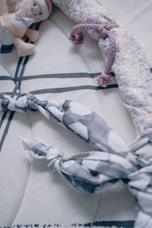 DIY Baby Geschenk: Motorik-Ring mit viel Spielzeug für Babys