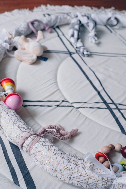 DIY Baby Geschenk: Motorik-Ring mit viel Spielzeug für Babys